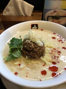 投稿についてもっと詳しく 【仙台駅東口】胡麻のコクと痺れる刺激の設計図。「餃子と担々麺 吟」で味わう至福の一杯　