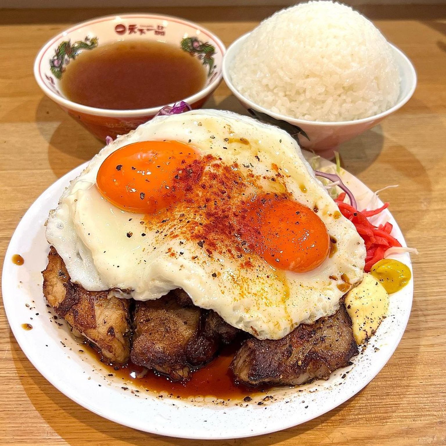 投稿についてもっと詳しく 大阪・中崎町の伝説「ミートくんの間借り食堂」極厚チャーシューエッグ定食の魅力