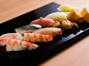 投稿についてもっと詳しく 北海道・旭川にあるミシュラン一つ星の名店「鮨 みなと」。動画で紹介されていたのは、2万円のおまかせで“45品”が畳みかけてくる、ちょっと常識外れの食体験です。