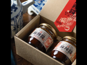 投稿についてもっと詳しく 【お取り寄せ】ひと匙で“名店の麻辣”が完成。虎萬元「赤の麻辣醤」が餃子と麻婆豆腐を救う