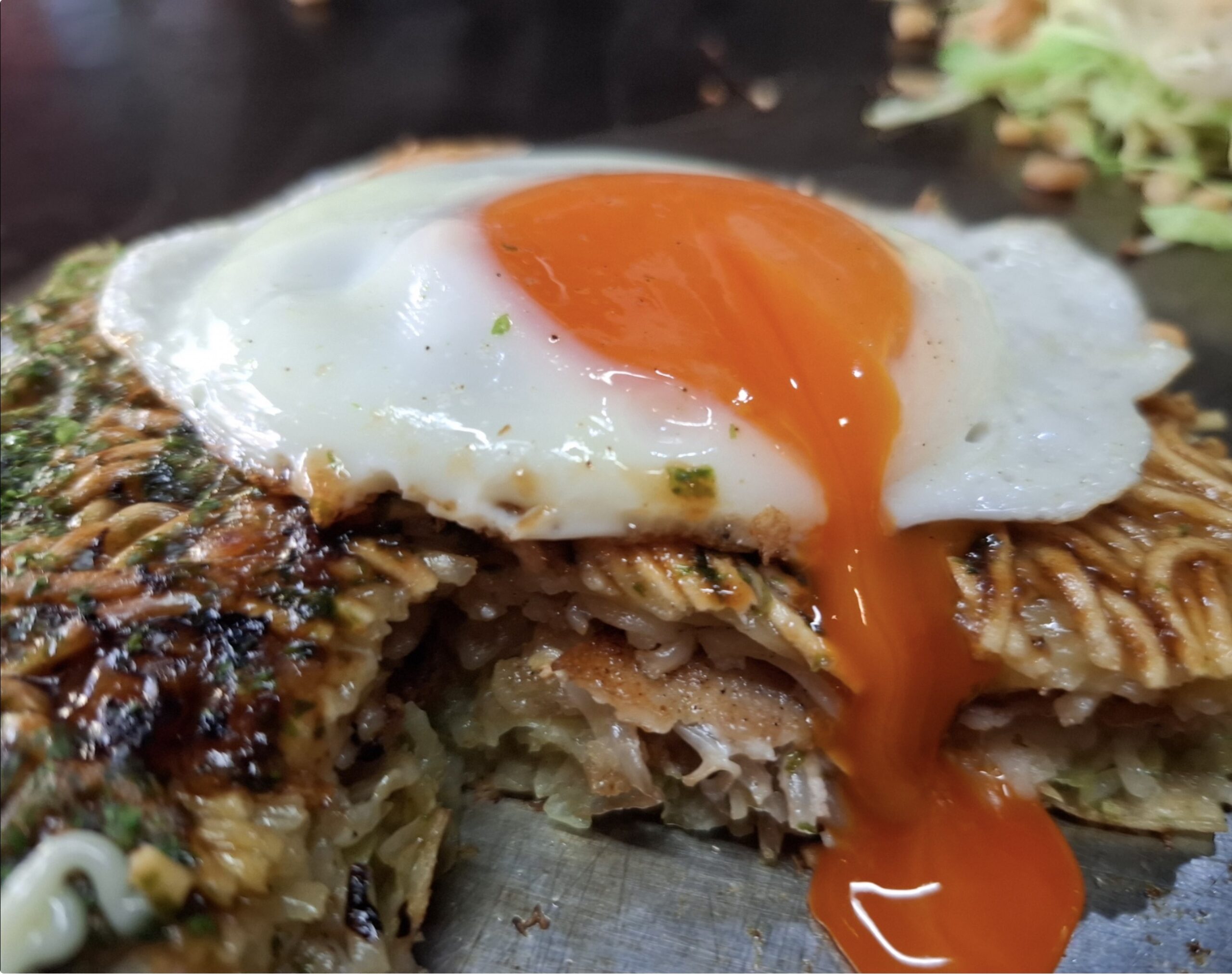 投稿についてもっと詳しく 【広島・南区東雲本町】鉄板女将の仕事に惚れる。お好み焼き「まっちょ」で極上焼きそば＆ホルモン入りスペシャルを食らう