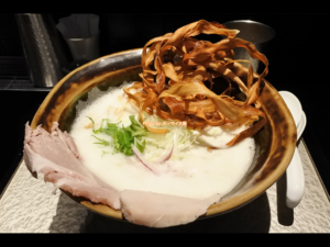 投稿についてもっと詳しく 大阪で行列必至！鶏白湯×揚げごぼうが映える「鶏soba 座銀 本店」徹底ガイド