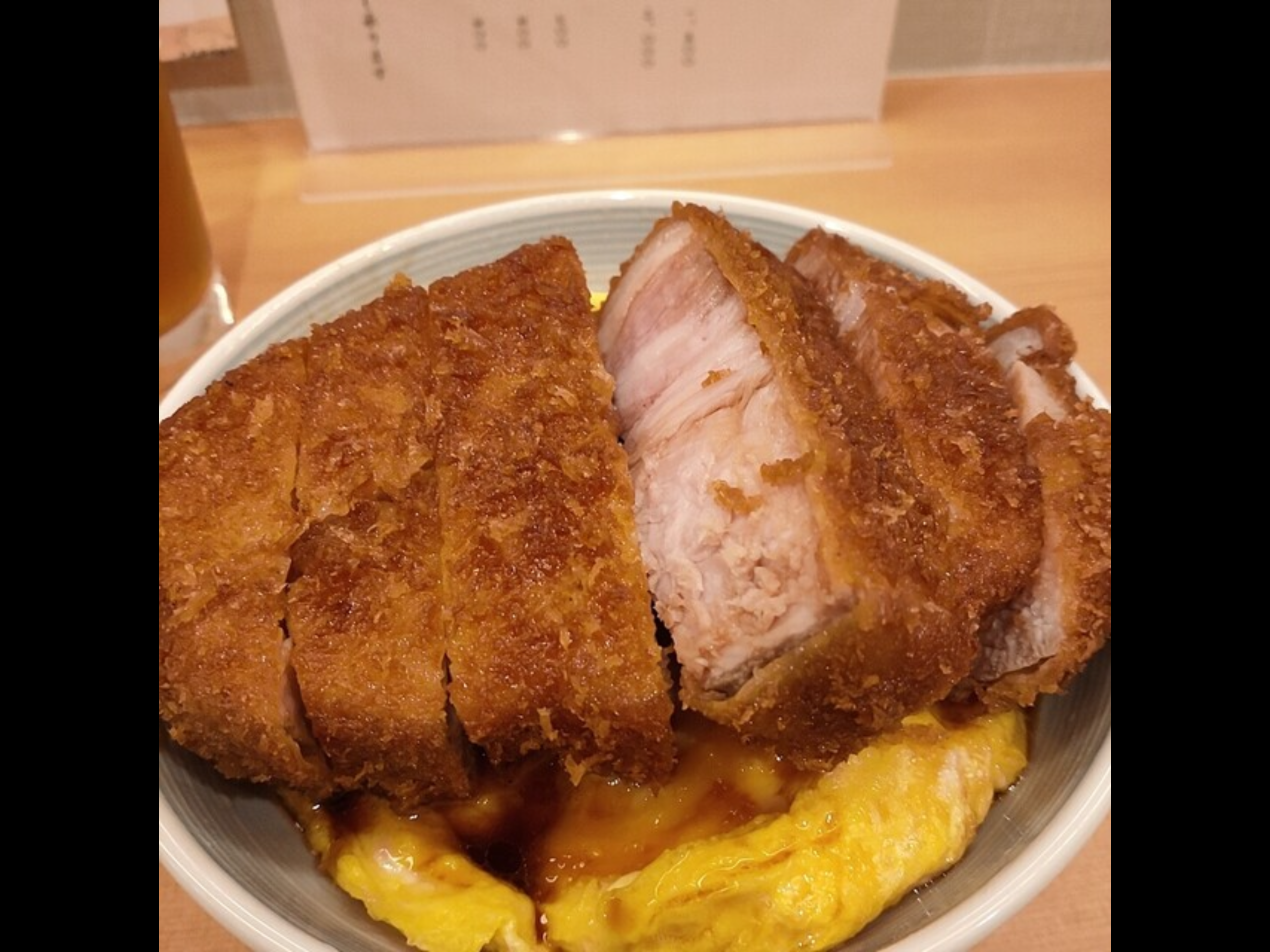 投稿についてもっと詳しく 【門前仲町】とんかつ丸七の極厚カツ丼が衝撃！とじない卵×茎わさびで“飲める”旨さ