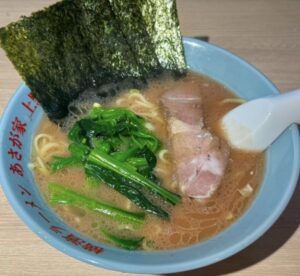 投稿についてもっと詳しく 【阿佐ヶ谷】家系ラーメンの本命「横濱ラーメン あさが家」｜寿々㐂家系譜の濃厚スープと背徳ライスが止まらない