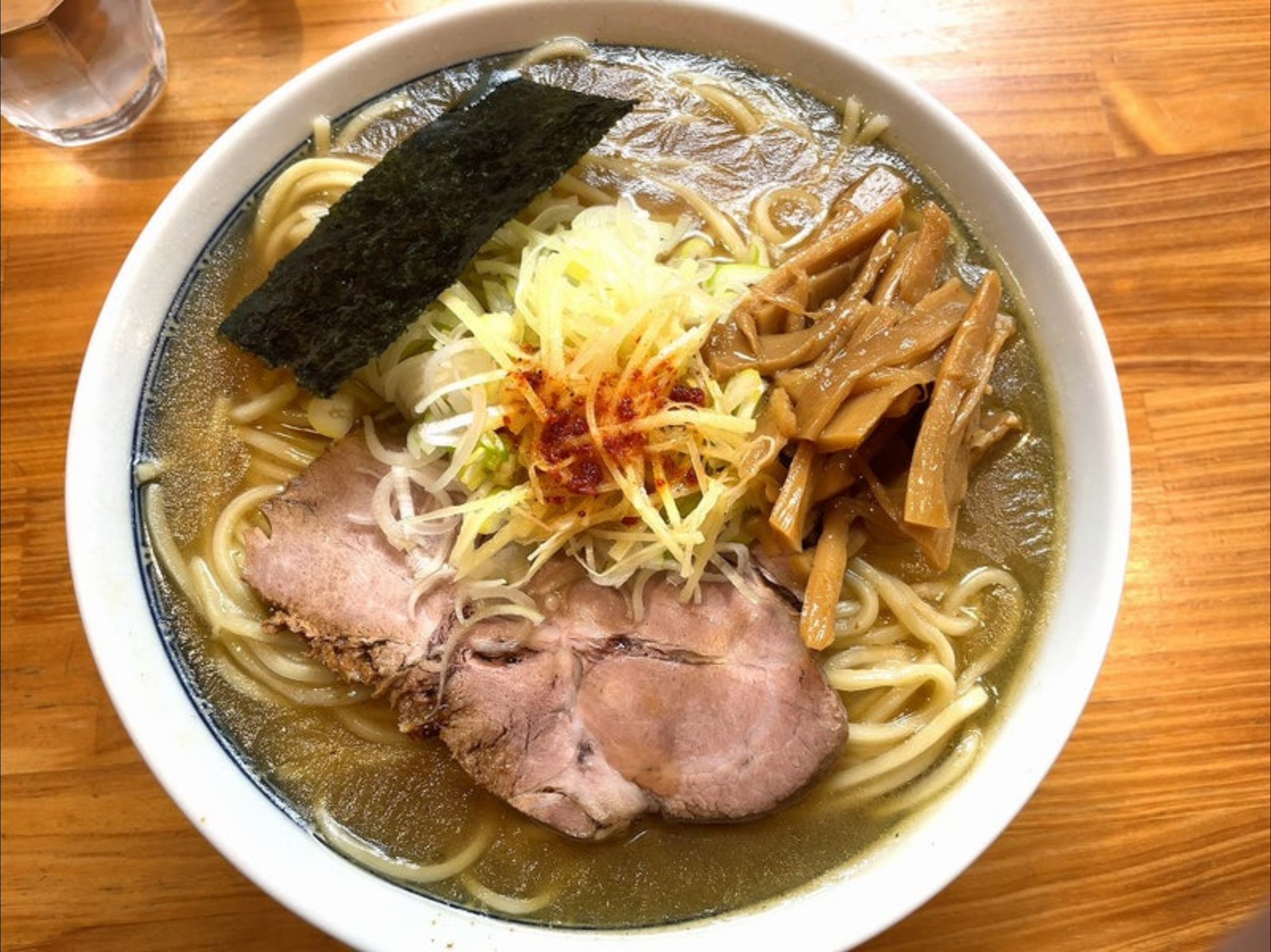 投稿についてもっと詳しく 早稲田の行列店「自家製中華そば としおか」｜べんてん継承×自家製麺で味わう塩ラーメン