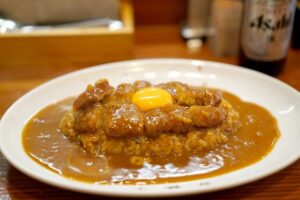 投稿についてもっと詳しく 【大阪・本町】白銀亭の甘辛スパイスカレー｜行列必至の百名店トンカツカレーを実食レビュー